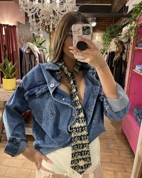 CAMICIA DI JEANS CON CRAVATTA E TASCHE - immagine 2