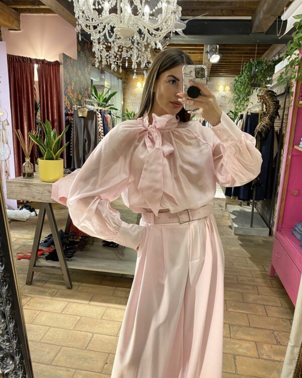 CAMICIA FLUIDA CON MANICHE LUNGHE E FIOCCO