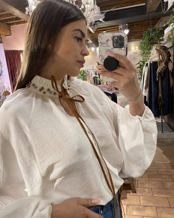 BLUSA CON MANICHE LUNGHE E COLLO DECORATO - immagine 2