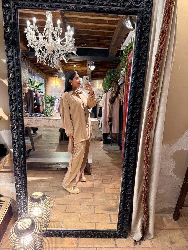 CAMICIA CON COLLO CLASSICO E MANICHE LUNGHE