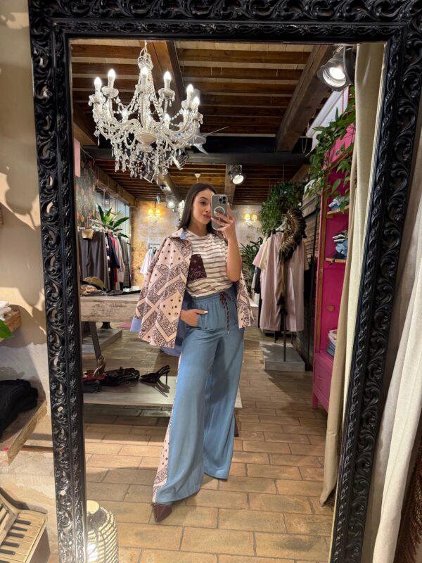 JEANS A GAMBA LARGA CON VITA ALTA