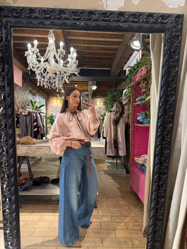 BLUSA CON MANICHE LUNGHE E COLLO DECORATO
